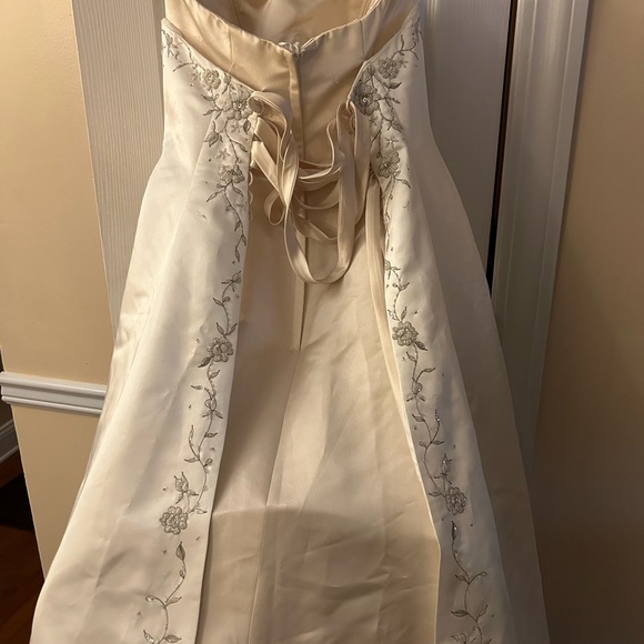 Beautiful Wedding Gown size 6 matching shoes size 7 - Picture 3 of 6